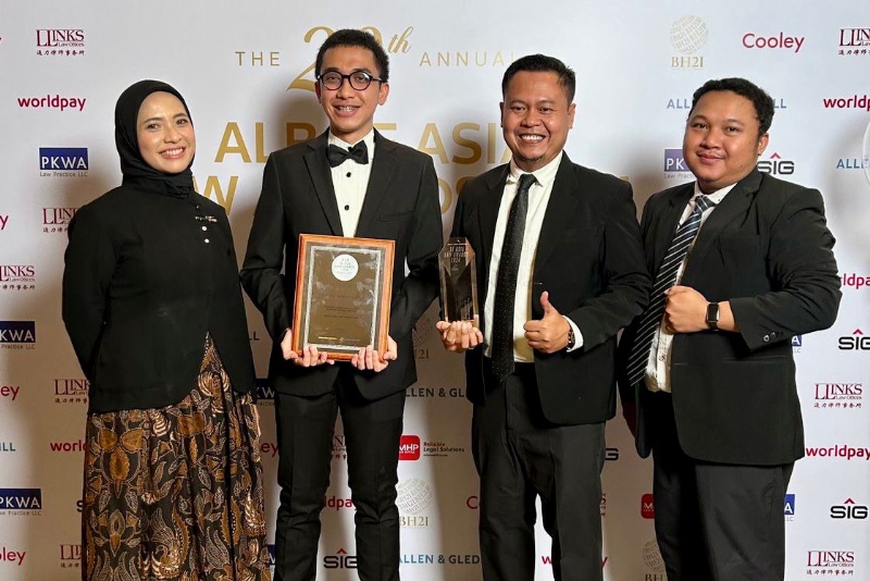 Tim ASDPusai menerima penghargaan di Singapura