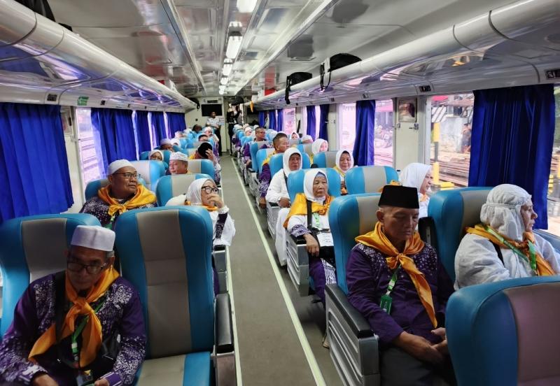 Rombongan Jamaah Haji Labuhanbatu naik kereta api KLB dari Stasiun Rantauprapat - Stasiun Lubukpakam, Sabtu (25/5). 