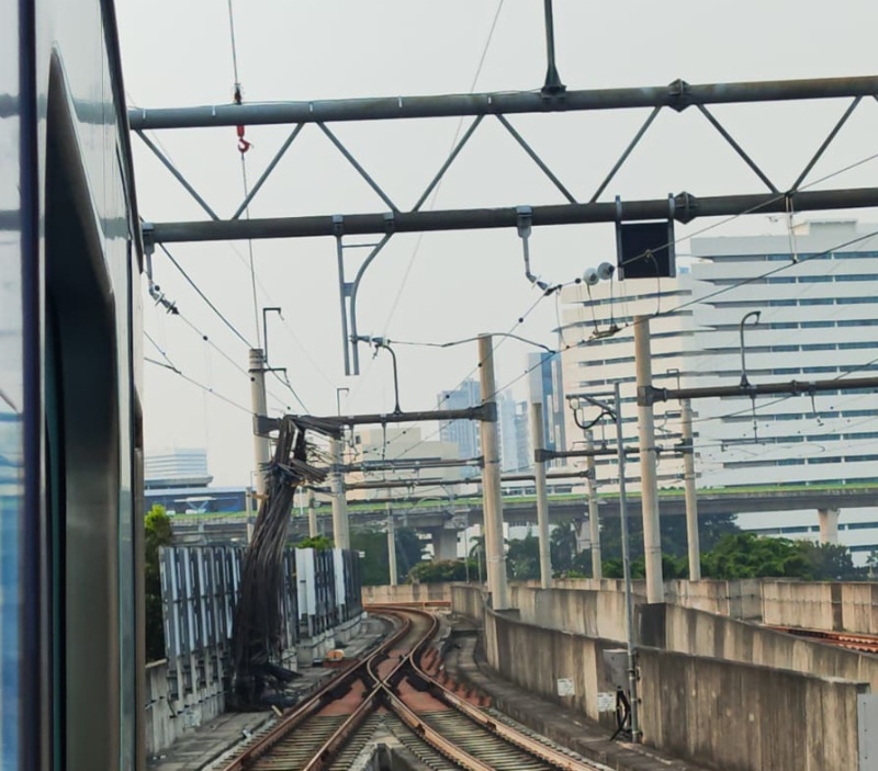 Allat berat jatuh di sisi rel MRT Jakarta (ist/mrtj)