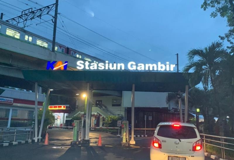 Sebanyak 13 jadwal kereta api jarak jauh dari Stasiun Gambir juga akan berhenti menaikkan penumpang di Stasiun Jatinegara khusus hari ini Ahad (23/6/2024).