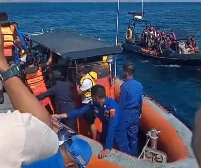 Tim gabungan selamatkan kapal tenggelam di perairan Pulau Padar