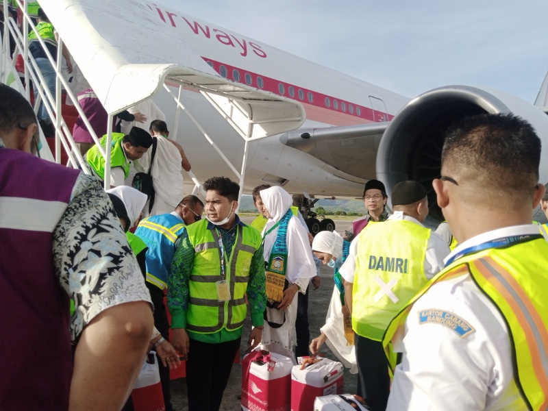 Suasana keberangkatan jemaah haji di Bandara Sultan Iskandar Muda Aceh