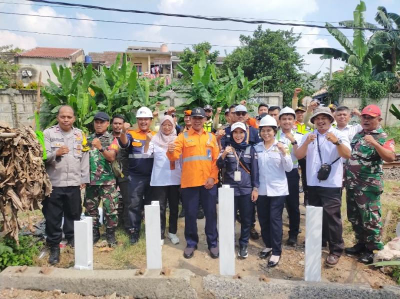 KAI Daop 1 Jakarta melakukan penutupan di perlintasan sebidang liar KM 39 +600 petak jalan Citayam - Cibinong di Kampung Kelapa, Desa Rawa Panjang, Kec. Bojong Gede, Kab. Bogor pada Rabu (26/6/2024). 