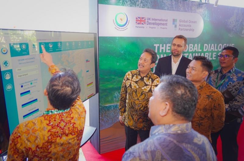 Menteri KKP Sakti Wahyu Trenggono bersama Menko Maritim dan Investasi Luhut Binsar Pandjaitan meluncurkan dashboard Ocean Accounting Indonesia (Neraca Sumber Daya Laut Indonesia) pada acara The 5th Global Dialogue on Sustainable Ocean Development di Sanur, Bali, Jumat (5/7)