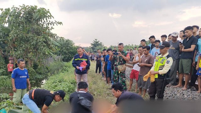 Petugas saat evakuasi korban tertabrak kereta api di Desa Sukorejo, Kecamatan Bojonegoro, Kabupaten Bojonegoro, Jawa Timur, Ahad (07/07/2024). (Aset: dok istimewa)