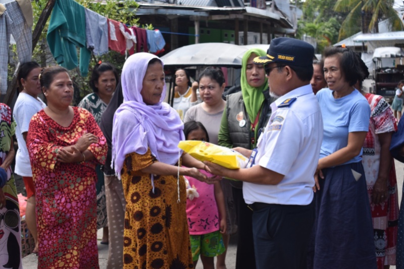 Penyerahan bantuan sosial BPTD Gorontalo untuk warga terdampak bencana alam