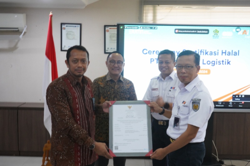 KAI Logistik saat menerima sertifikasi Halal di Jakarta