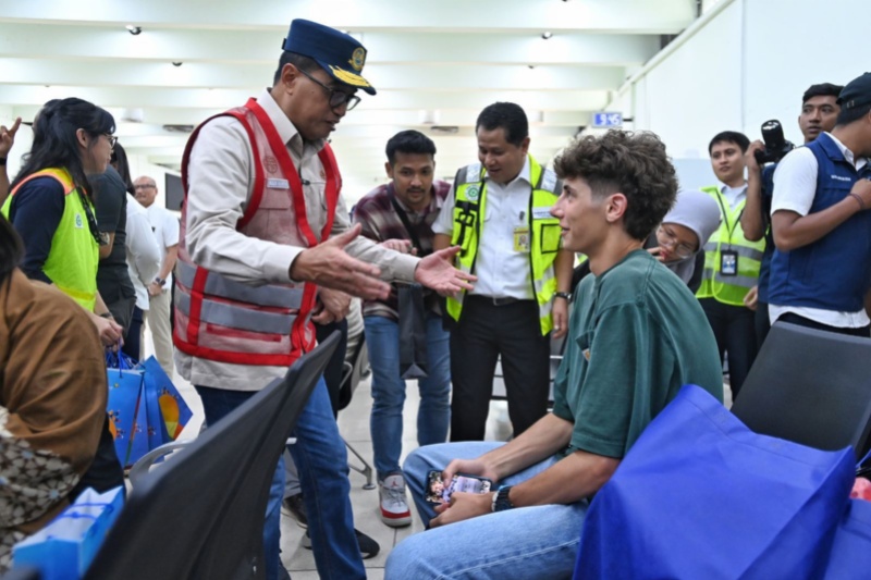 Menhub sapa penumpang penerbangan di Bandara