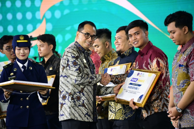 Menhub saat beri apresiasi KAMI Awards