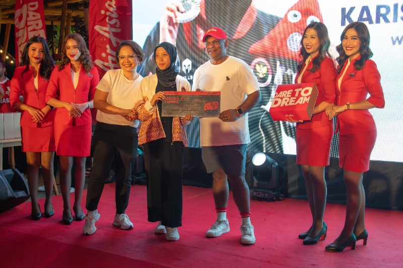 Penyerahan hadiah simbolis kepada para atlet ASEAN dari AirAsiaa 