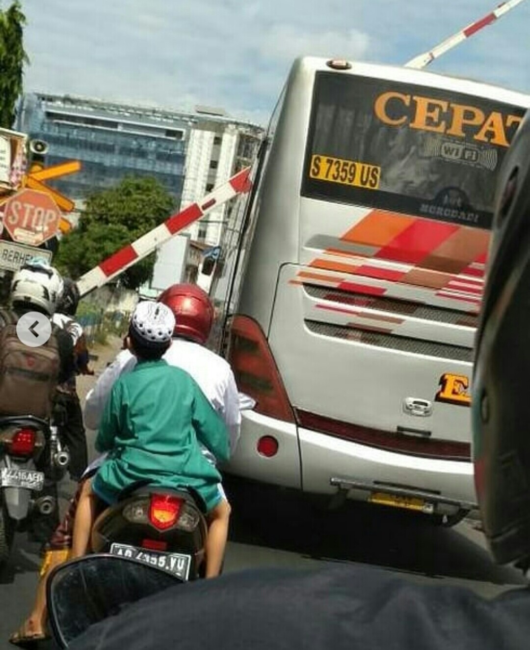 Nekat Terobos Bus Tersangkut Palang Pintu Perlintasan Kereta Api 4191