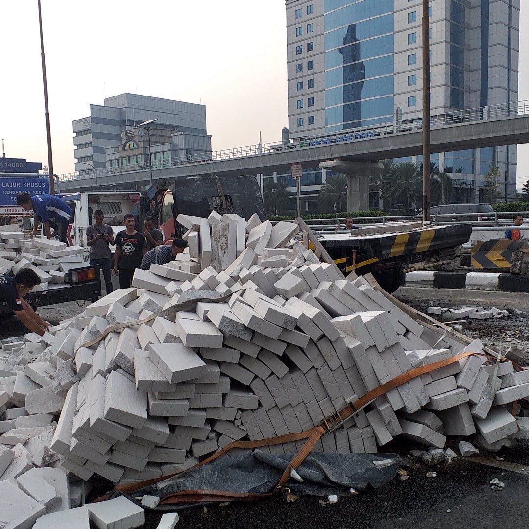 Truk Terguling Di Samping Gerbang Tol Tebet