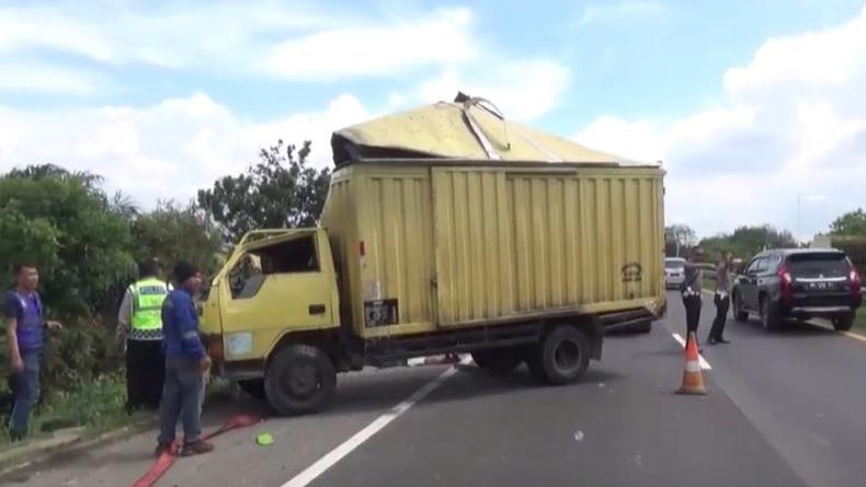 Truk Tangki Tabrak Truk Boks Di Tol Belmera, 3 Orang Luka