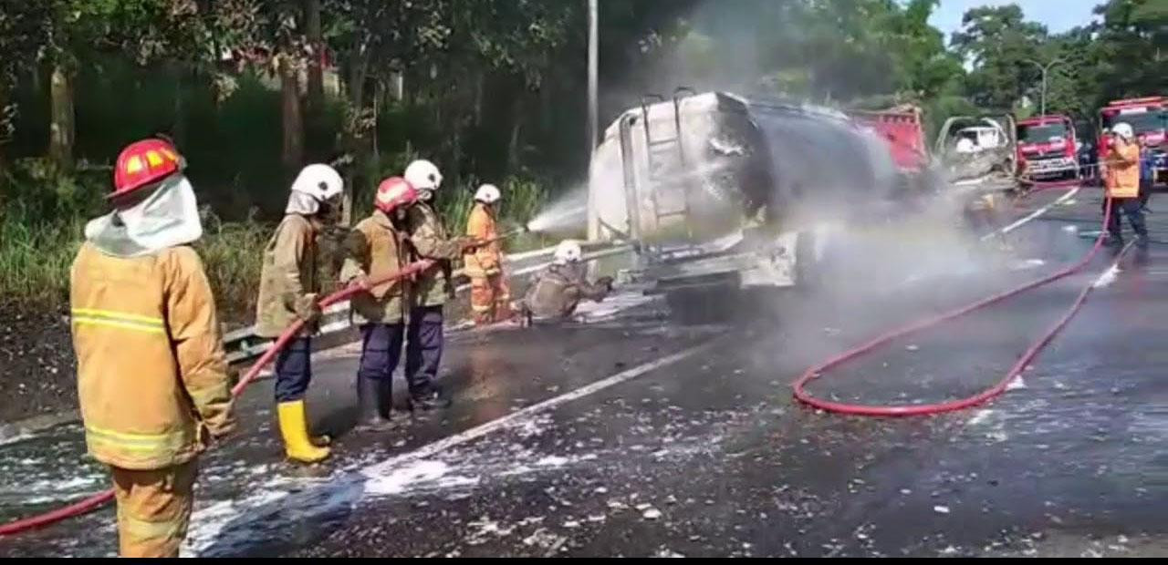 Truk Tangki BBM Terbakar Usai Tabrak Truk Pasir di Tol 