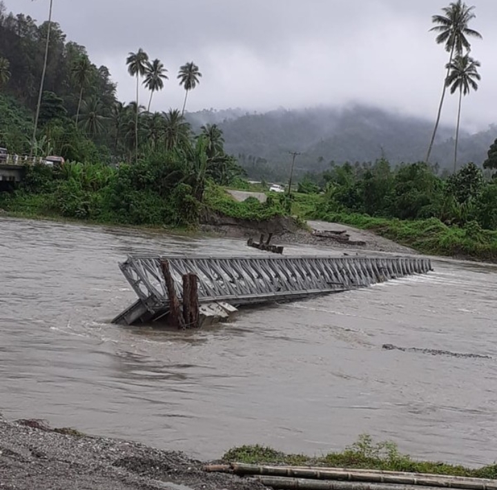 Jembatan Penghubung Desa Di Bungaya Ambruk Diterjang Arus Sungai My Xxx Hot Girl 